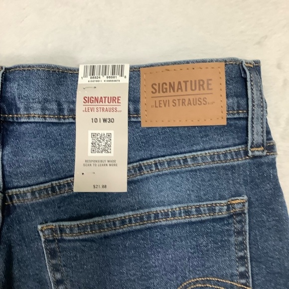 Levi’s NWT Women’s High-Rise 5” Shorts Blue Jeans Size 10 / 30 - Picture 4 of 7